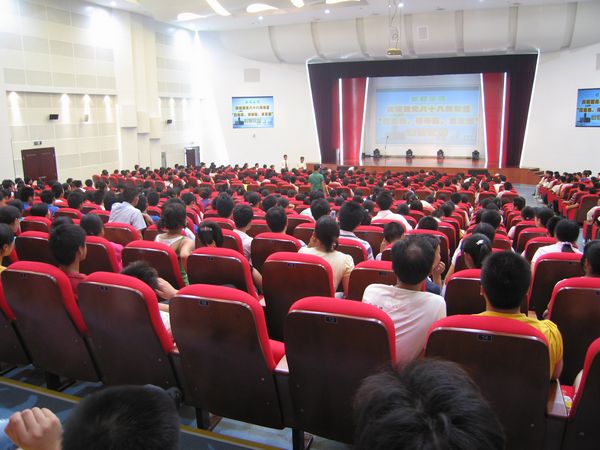慶祝建黨八十八周年“應(yīng)危機、講奉獻、求發(fā)展”演講比賽
